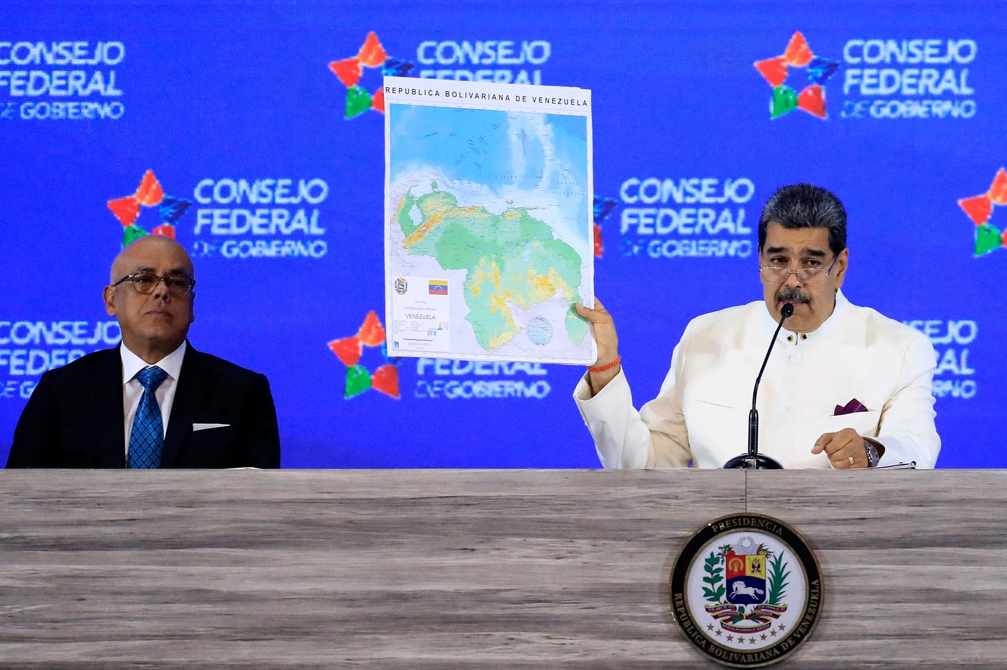 Nicolas Maduro brandit une carte de son pays incluant la région guyanienne de l'Essequibo. ©ZURIMAR CAMPOS / Venezuelan Presidency / AFP