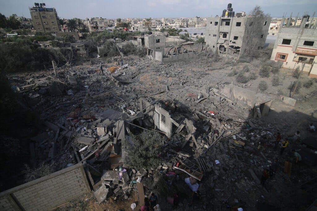 Η φωτογραφία που τραβήχτηκε στις 22 Οκτωβρίου 2023 δείχνει κατεστραμμένα κτίρια μετά από ισραηλινές αεροπορικές επιδρομές στην πόλη Χαν Γιουνίς στη νότια Λωρίδα της Γάζας.  (Φωτογραφία: © Khaled Omar/Xinhua μέσω ZUMA Press APA Images)