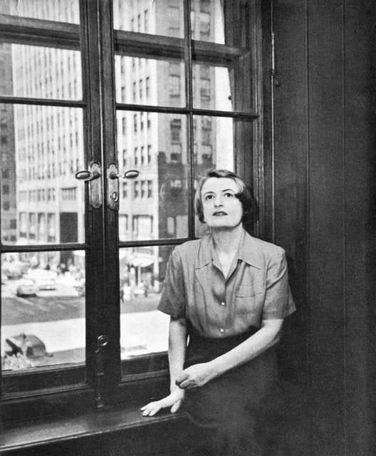 L'écrivain américain Ayn Rand, dans son appartement,New York, États-Unis