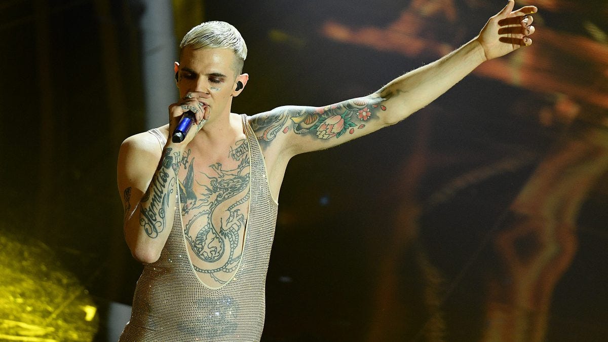 Perché Achille Lauro si è spogliato sul palco di Sanremo 2020: "È San  Francesco"