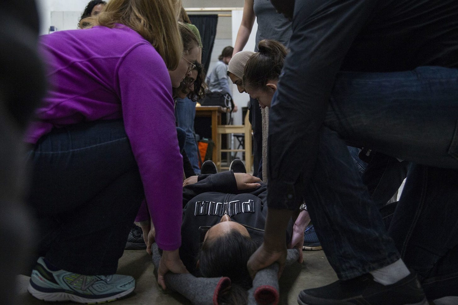 Participants practice lifting an improvised stretcher as during a Global Jouranlist Security (GJS) training, 2019. (Photo by Bria Granville, via GJS)