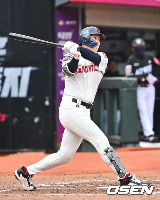 Na Seung-yeop hits Lotte Giants' first home run of 2025 season after wall  demolition - CHOSUNBIZ