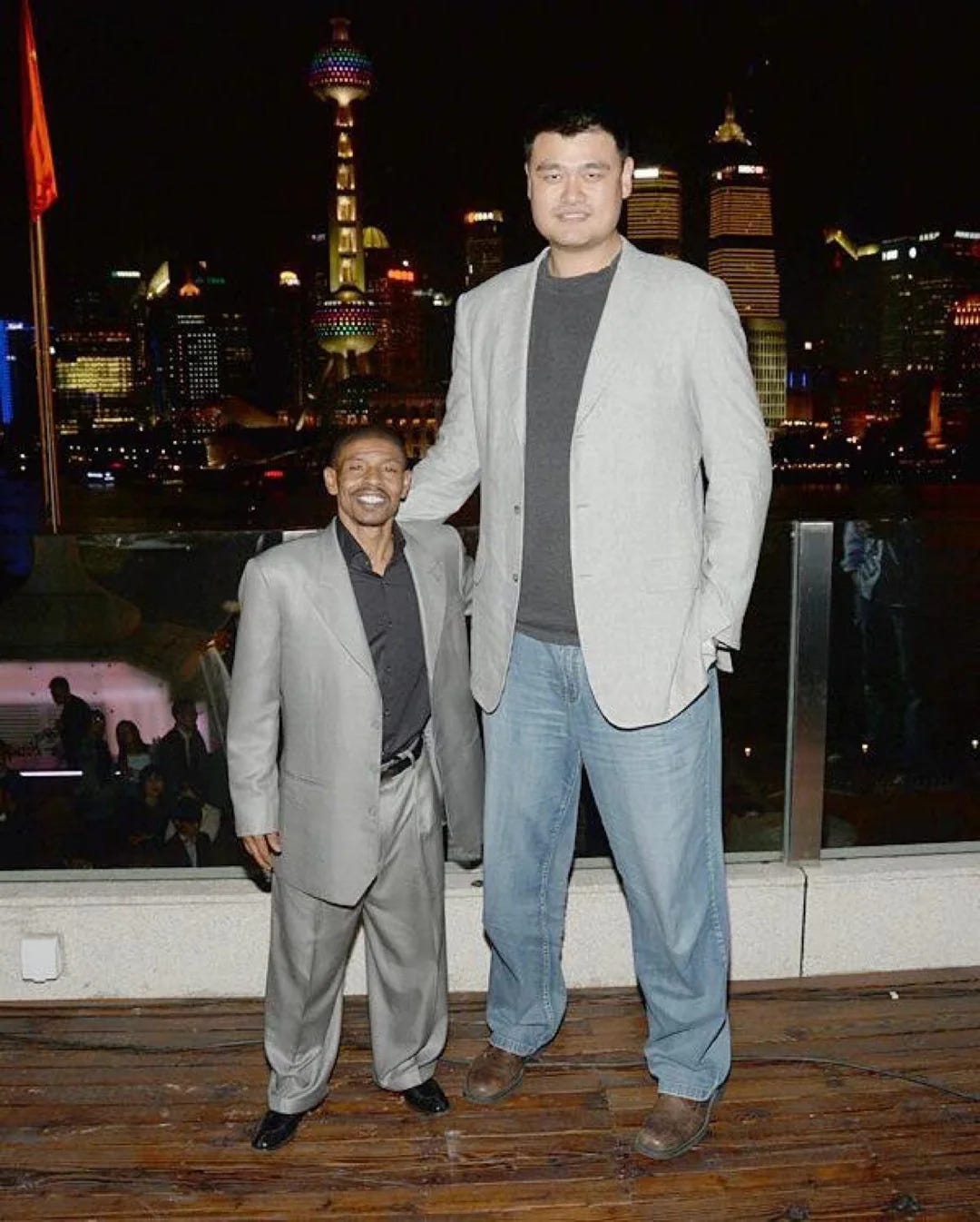 Muggsy Bogues & Yao Ming Muggsy Bogues & Yao Ming