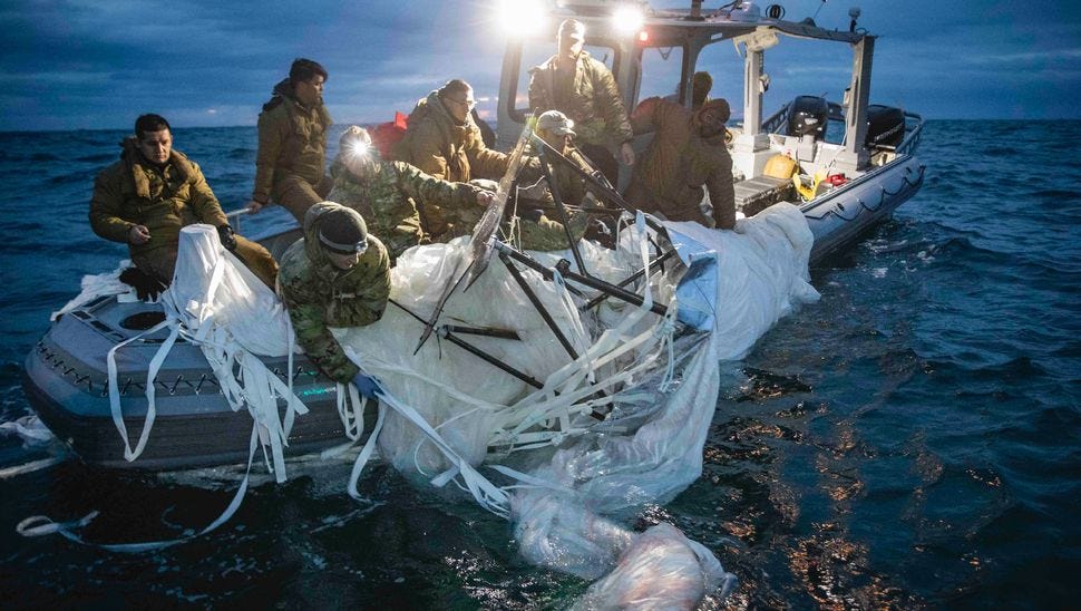 Un équipe de l'US Navy récupère des débris du ballon chinois abattu en mer, au large de la Caroline du Sud, le 5 février 2023