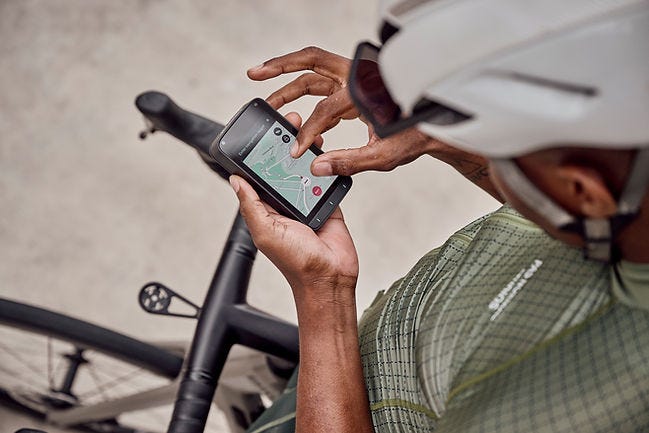 Cyclist using the Jespr Cycling Computer