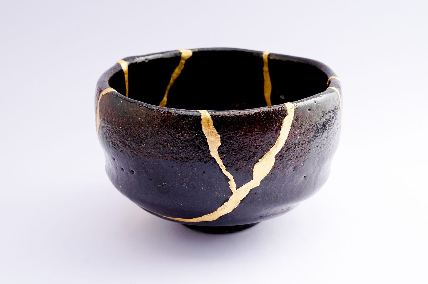 Photograph of a bowl whose cracks are filled in gold.