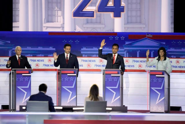What a Few Seconds of Hand Raising Said About Trump's GOP