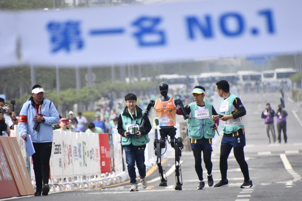 El robot Tiangong Ultra, en el medio maratón de Beijing E-Town, que convocó a robots humanoides el 19 de abril de 2025. Foto de Li Xin para Xinhua El robot Tiangong Ultra, en el medio maratón de Beijing E-Town, que convocó a robots humanoides el 19 de abril de 2025. Foto de Li Xin para Xinhua