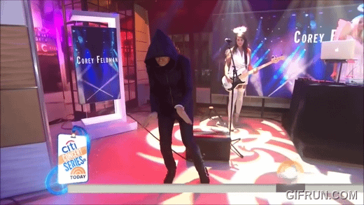 Corey Feldman tocando el acordeón imaginario.