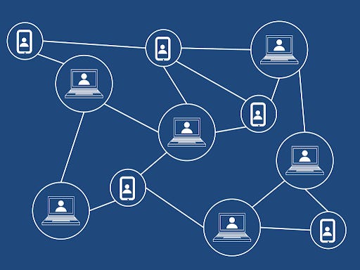 Uma representação do sistema DeFI. Se trata de diversos computadores e telefones celulares interligados, dando uma ideia de descentralização.