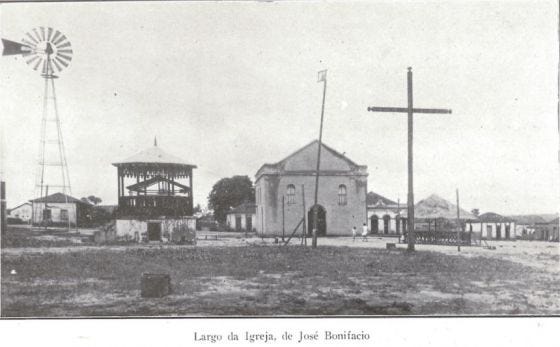 Foto em preto e branco antiga do Largo da Igreja de José Bonifácio.
