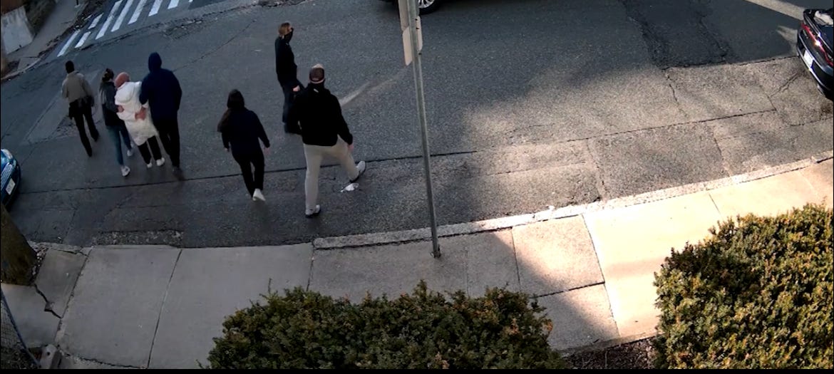 A group of people crossing a street

AI-generated content may be incorrect.