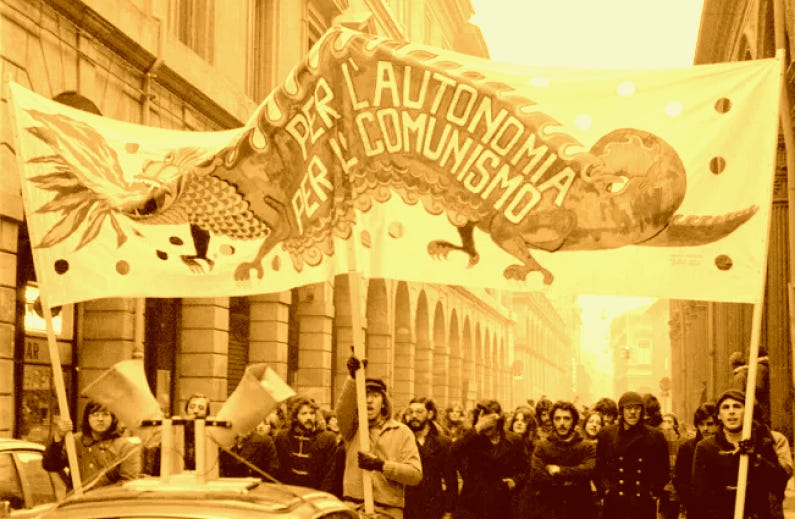 A Bologne en 1977, des militants autonomes manifestent en brandissant une banderole au bout de perche. Sur celle-ci est représenté un dragon crachant des flammes. Sur son corps est écrit : « Per l’autonomia. Per l’ comunismo » (Pour l’autonomie. Pour le communisme.)