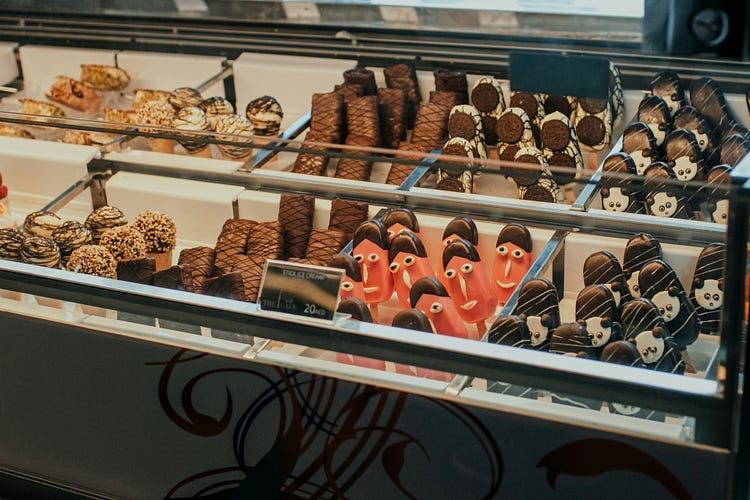 Display cabinet in a cookie shop