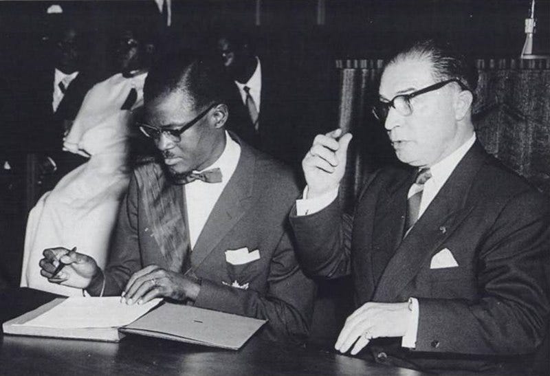 File:Patrice Lumumba signs the document granting independence to the Congo next to Belgian Prime Minister Gaston Eyskens.jpg
