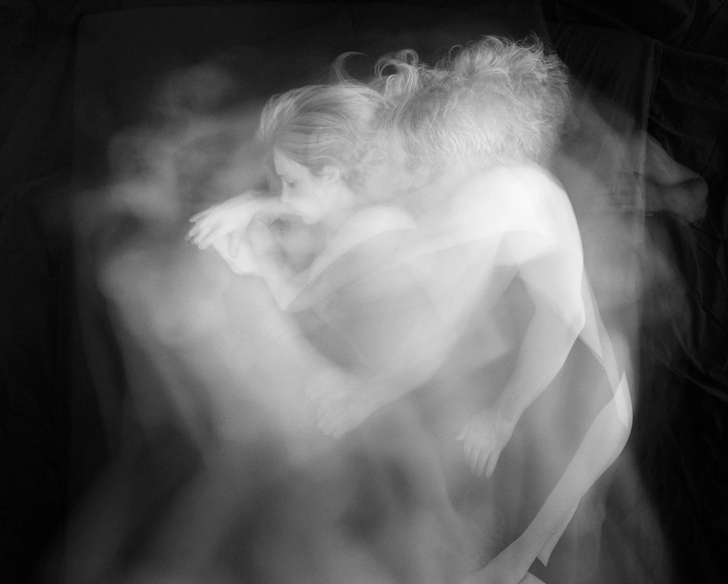 Foto preta e branca com um casal dormindo nu com sobreposições dando a impressão de ser uma imagem de sonho