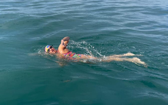 Melanie Barratt, une athlète paralympique de 49 ans, première femme aveugle à traverser la manche à la nage Melanie Barratt, une athlète paralympique de 49 ans, première femme aveugle à traverser la manche à la nage