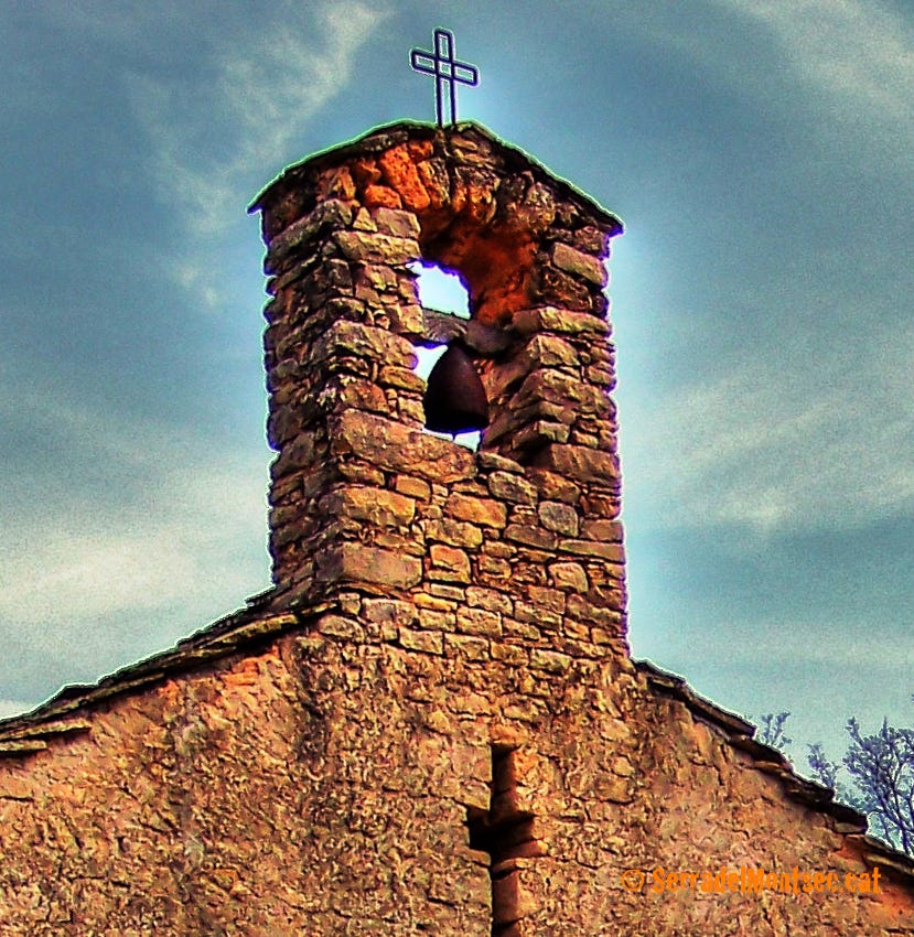 Antiga campana d'Obús de l'església de Sant Bartomeu de la Vall d'Ariet. Artesa de Segre. Montsec de Rúbies (o de Meià). La Noguera, Lleida. Catalunya.