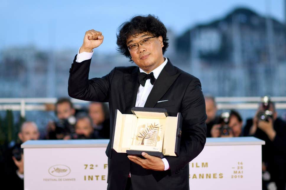 boon joon ho received cannes palme dor for parasite comedy 2019 images