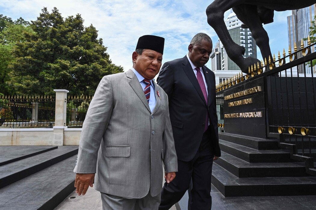 去年，美国国防部长劳埃德·奥斯汀和印度尼西亚国防部长普拉博沃·苏比安托在印度尼西亚雅加达。