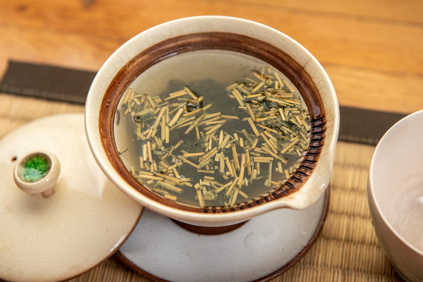 ID: Brewing karigane green tea in a shiboridashi