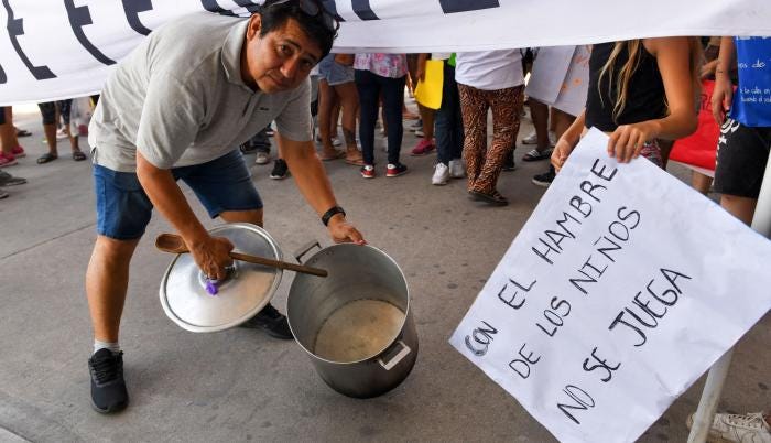 Las protestas del hambre llegan a las puertas de los supermercados argentinos