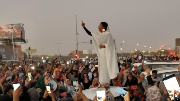 Alaa Salah, la “regina” vestita di bianco della rivoluzione in Sudan  guidata dalle donne