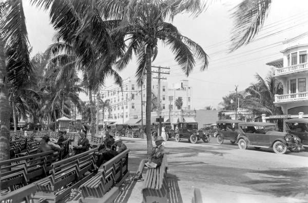  Figure 6: Chamberlain Apartments (right) in 1922