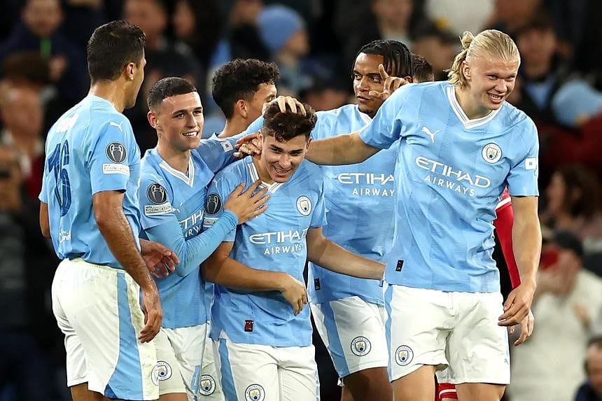 A general photo of Man City players celebrating