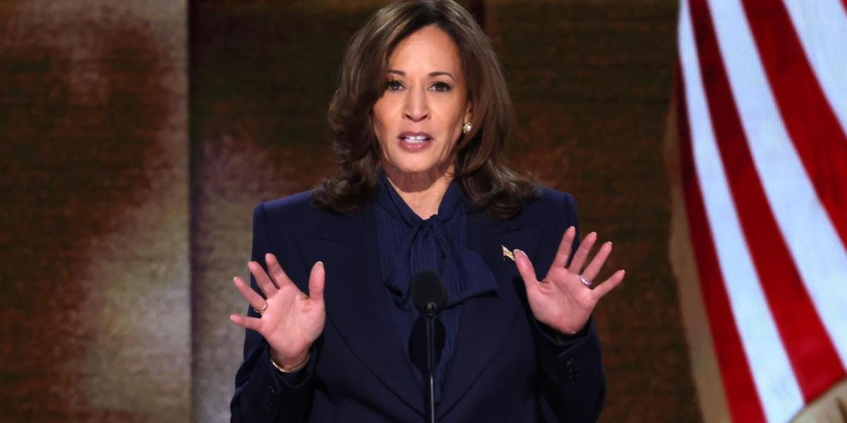 La candidata presidencial demócrata Kamala Harris pronuncia su discurso inaugural en la última noche de la Convención Nacional Demócrata