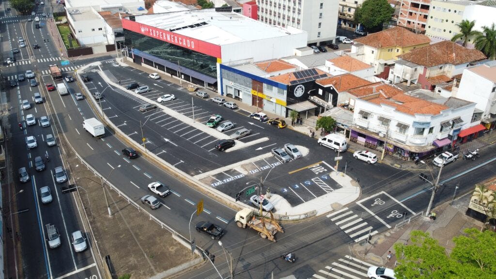 vista aérea da praça Antonio de Pádua Dutra.