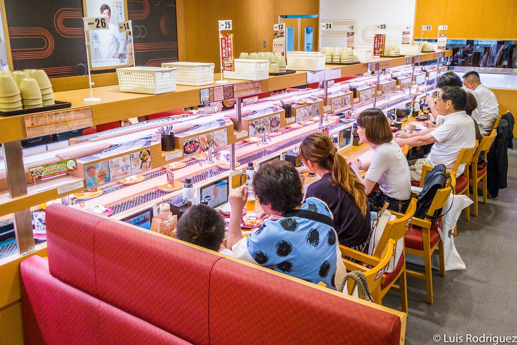 Restaurante de kaiten sushi o sushi en cinta transportadora