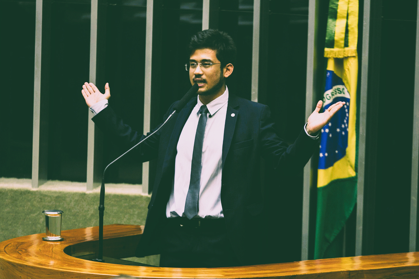 Homem de terno e gravata em frente a espelho

O conteúdo gerado por IA pode estar incorreto.