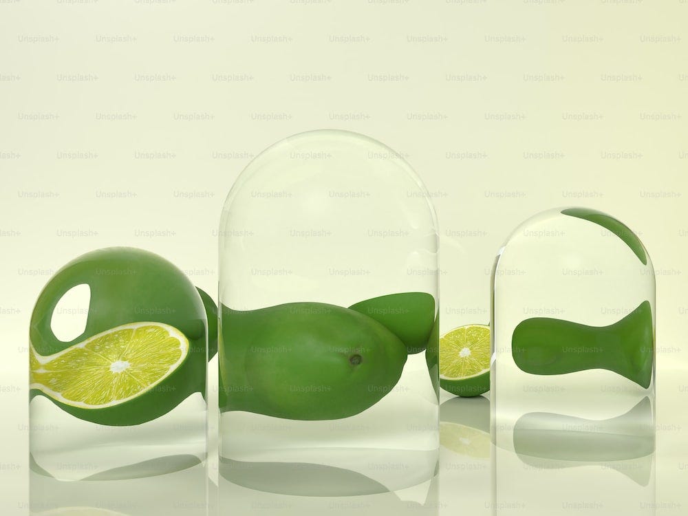 un vaso di vetro con un limone all'interno