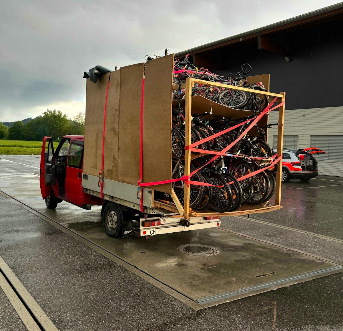 Une camionnette debordant de velos en vrac 