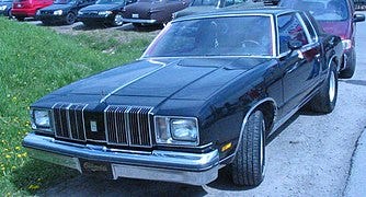 File:'79 Oldsmobile Cutlass Supreme Coupe (Auto classique Pièces auto Jarry Laval '12).JPG