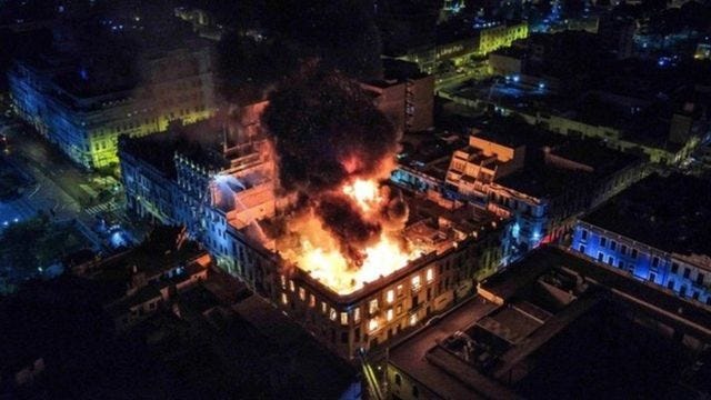 La jornada de la "toma de Lima" termina con fuertes enfrentamientos y el  incendio en un edificio en el centro histórico de la capital peruana - BBC  News Mundo