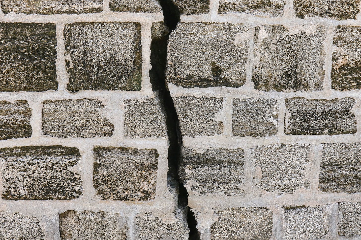 How Much Does It Cost To Fix Cracks In Walls? - Raise + Relevel