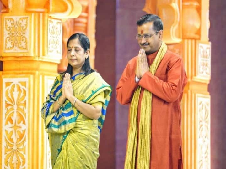 Delhi CM Kejriwal, Wife Sunita & Cabinet Ministers Perform Diwali Puja At  Ram Mandir Replica