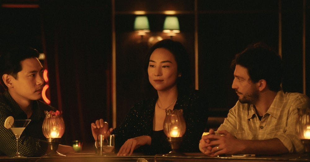 un bar Yae Hun, Nora y Stephen toman un trago