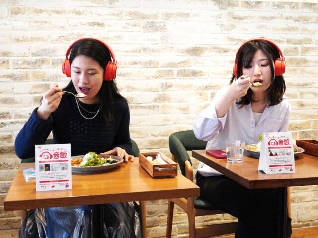 渋谷エリア各店で音聞きながら食べる「音飯」企画 スマホ見ず「味わって」 - コラム - 緑のgoo