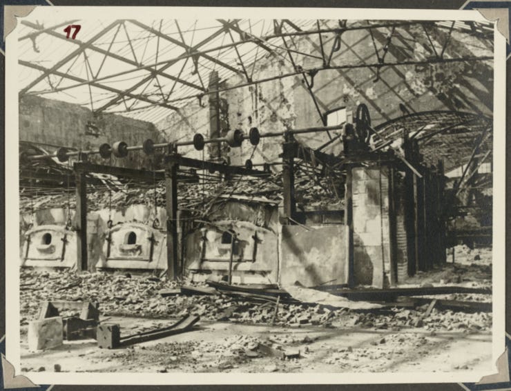 Fábrica de Pisa derruida durante un bombardeo americano en 1944
