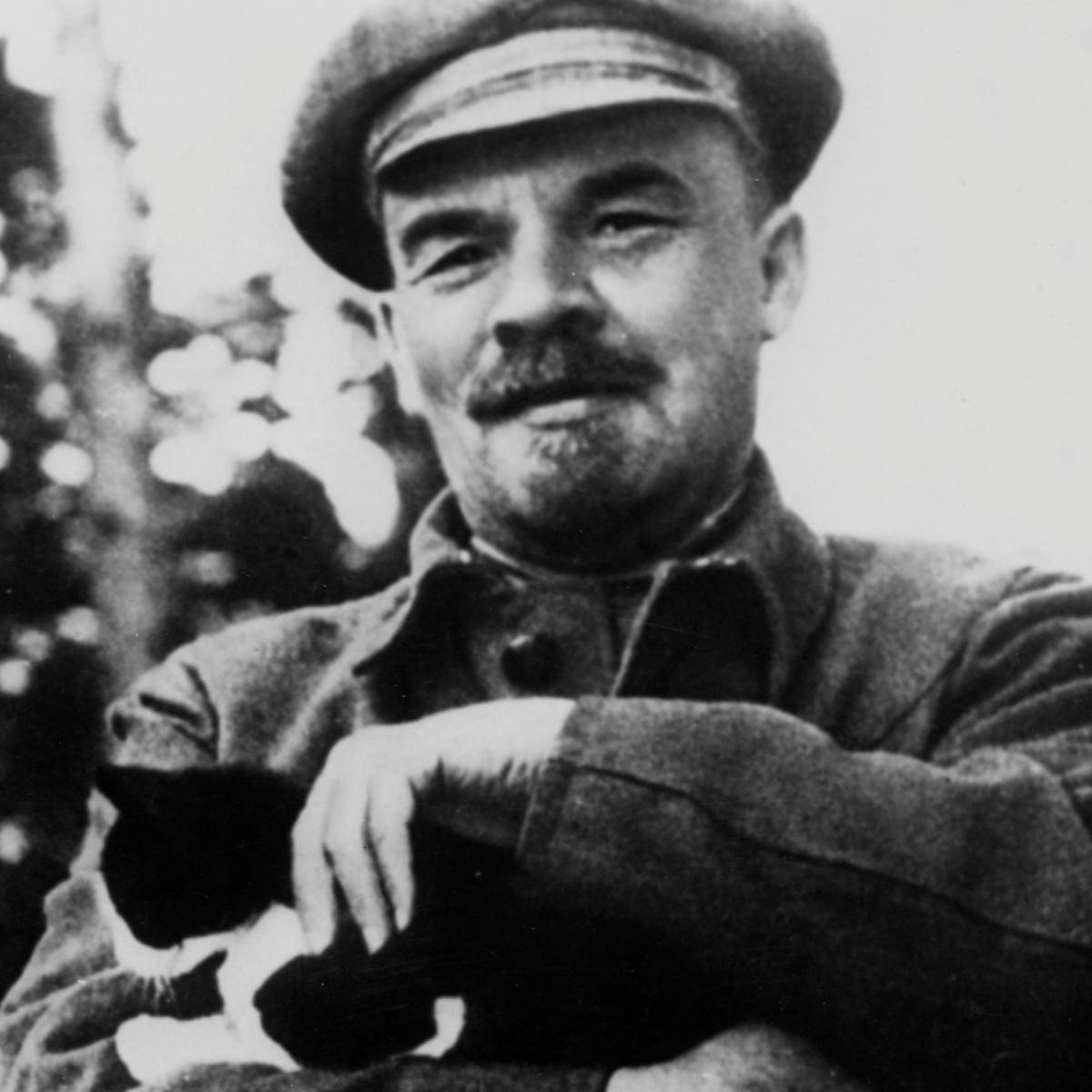 Lenin the cat lover: rare photos of Soviet leader go on show ...