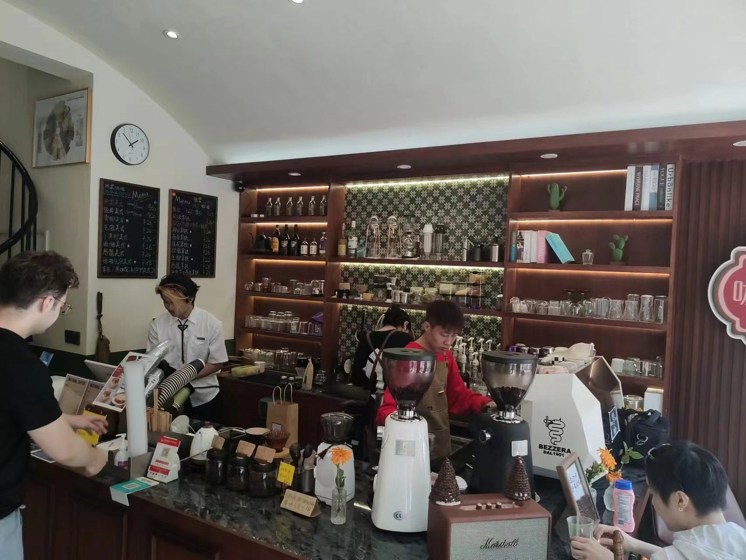 A coffee shop in Ruili and a bear latte foam art