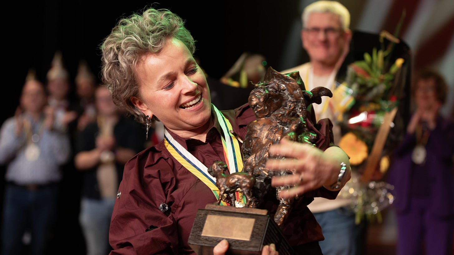 De finale Buuttekampioenschap prijsuitreiking aan winnaar Helga Cornelissen – Oostrum – Conny van de Camping.