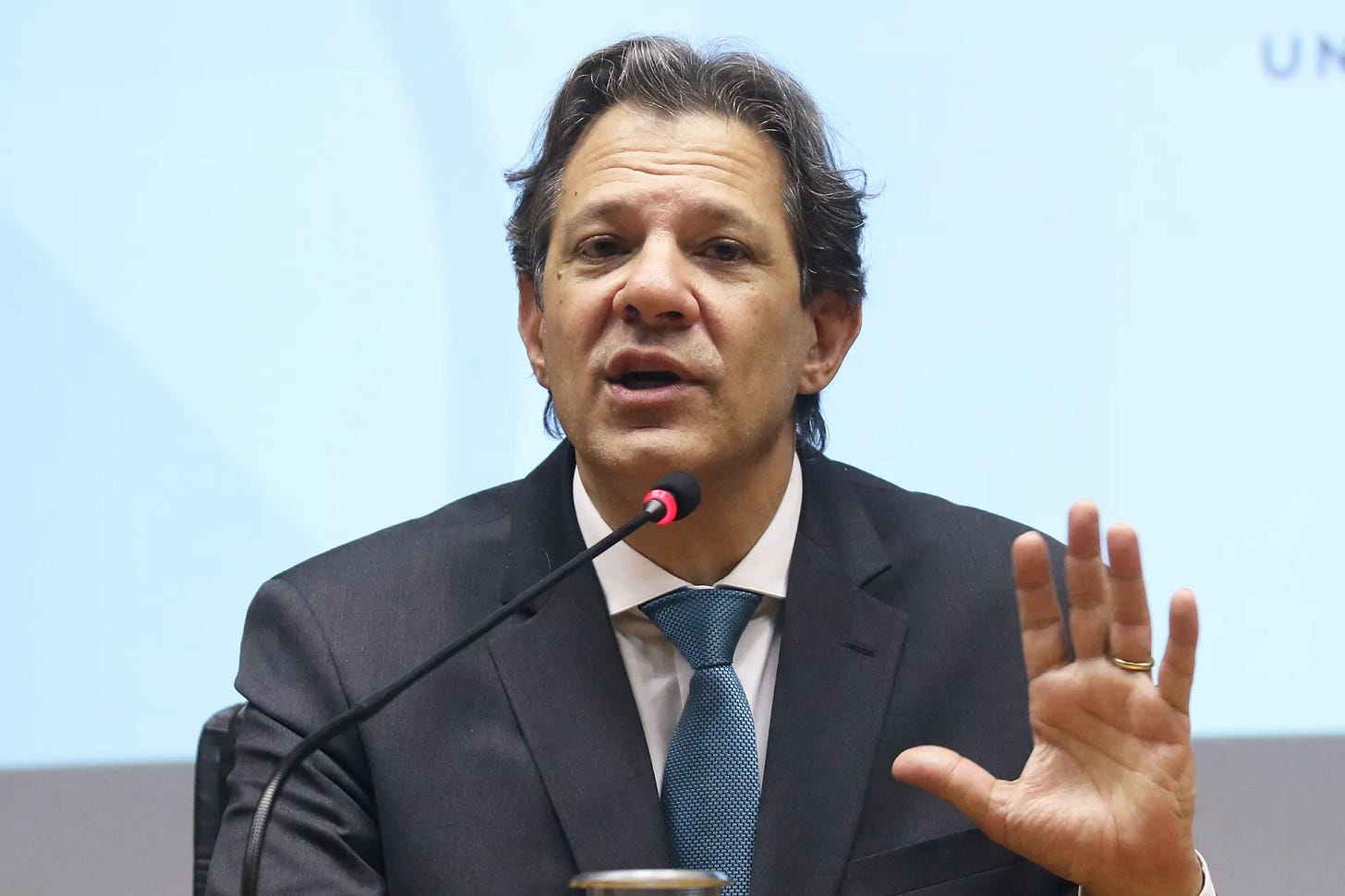 Fernando Haddad é recebido com vaias em evento do setor de seguros no Rio