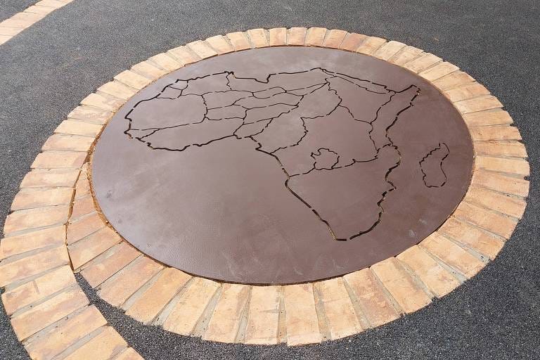 Mapa em metal no chão que reproduz o continente africano