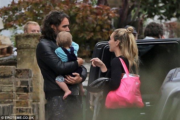 Russell Brand enjoys low-key stroll with daughter Mabel | Russell brand,  Daughter, Mabel