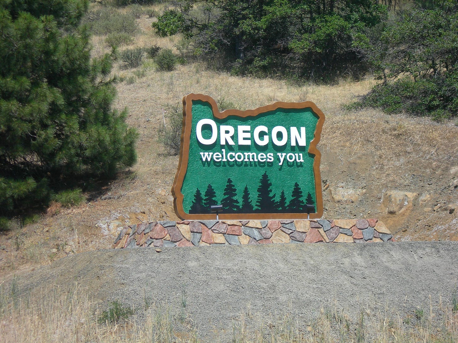 'Oregon Welcomes You' sign