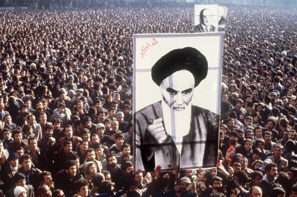 El islamismo de Ruhollah Khomeini como configuración política de Irán -  Descifrando la Guerra